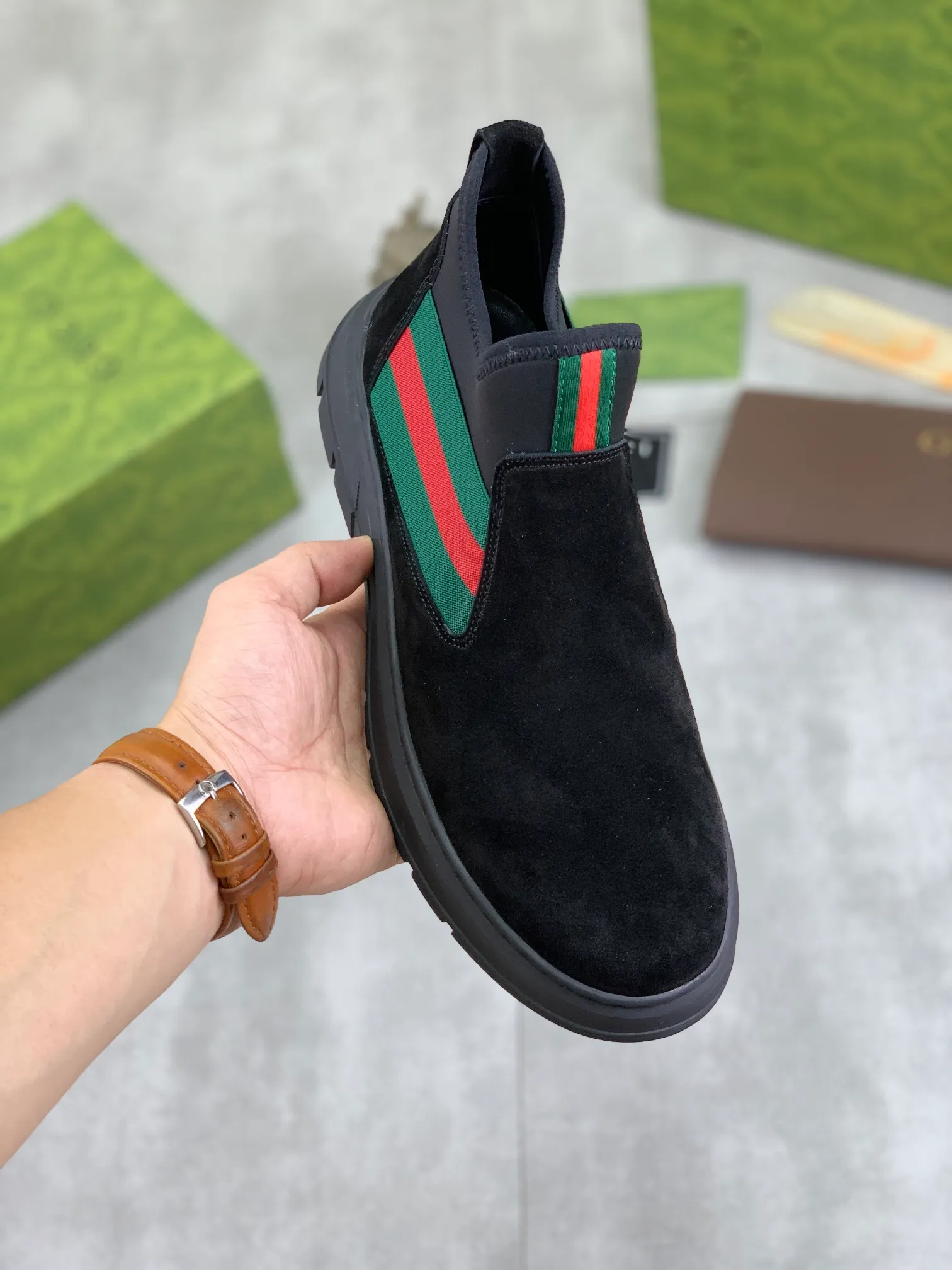 Men's shoes 💰P480 new style, sheepskin and velvet lining, new Gucci (Gucci) high-tops are on the market, new men's shoes, 😘fabrics are selected from original imported calfskin. Soft sheepskin lining and warm fleece lining. The original version is awesome! 👍🏿Original open-molded non-slip PU outsole, with exquisite lines, simple and elegant, super comfortable and classy on foot, suitable for leisure travel. Code number:38-44